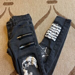 Hot topic Edgy Black skull patches stinger Graphic Skinny jeans unisex